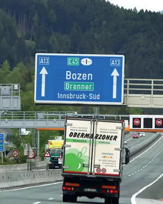  ??  ?? Arteria Il transito di un camion sull’autostrada austriaca che collega il Brennero con la Baviera