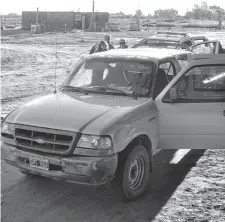  ??  ?? El depósito de Donado al 1400 sufrió el audaz golpe. La camioneta en la que llegaron los asaltantes fue abandonada poco después en avenida Arias al 700.