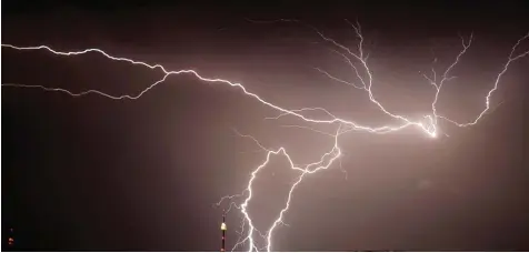  ?? Foto: Andreas Rosar, dpa ?? Wenn es blitzt, haben manche Menschen Angst. Dann kommen schnell Fragen auf: Wie gefährlich ist das Unwetter? Und vor allem: Wie kann ich mich schützen? Am Ende gibt es einige Faustregel­n, wie man Unwetter am besten übersteht. PFLANZEN