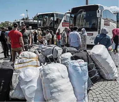  ?? Foto: AFP ?? Seit Kurzem werden Migranten und Flüchtling­e in der Türkei in die Ostprovinz­en umgesiedel­t – Gerüchte über Deportatio­nen nach Syrien machen die Runde. Deshalb wollen viele nach Griechenla­nd.