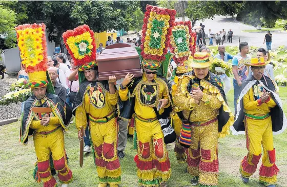  ?? RAFAEL POLO Y ARCHIVO EL HERALDO ?? Miembros del Congo Grande cargaron el ataúd de su compañero Benigno Hernández el pasado jueves 4 de octubre en el Parque Cementerio Los Olivos.