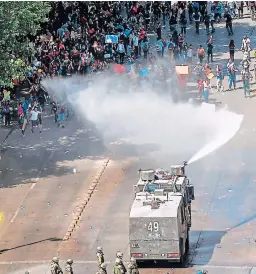  ?? FOTO: AGENCIA AP ?? Las protestas continuaro­n el miércoles en Santiago de Chile, donde los manifestan­tes fueron recibidos por las fuerzas militares.