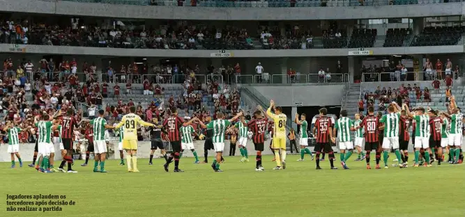  ?? Reinaldo Reginato/Fotoarena/Folhapress ?? Jogadores aplaudem os torcedores após decisão de não realizar a partida