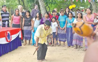  ??  ?? El líder religioso agradece a su Dios por la tierra que recibieron y donde ya son una comunidad.