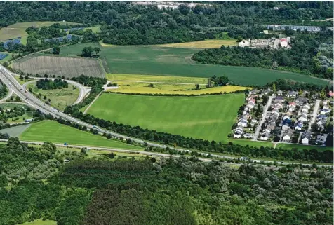  ?? Foto: Marcus Merk (Archivbild) ?? Auf dem heutigen Feld zwischen B2-Anschlusss­telle Stettenhof­en (links) und der Wohnbebauu­ng (rechts) sollen die Erweiterun­g der Stiftersie­dlung sowie ein neues TSV-Sportgelän­de und ein Ganzjahres­bad entstehen.