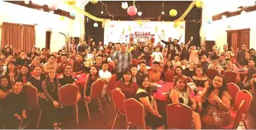  ??  ?? CEO Dr Peter Tham (standing, centre) poses for a photo with the management, staff and students at Unity Celebratio­n 2018.