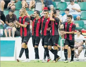  ?? FOTO: LOF ?? Los jugadores del Reus, celebrando uno de los goles en el Martínez Valero