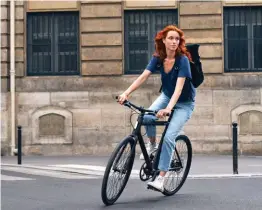  ??  ?? Le vélo à assistance électrique belge Cowboy est élégant, sportif et connecté.