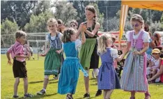  ?? Fotos: Jörg Hunner ?? Die Kinder der Gymnastika­bteilung des SV Ottmaring zeigen allerlei Tänze und Vor führungen.