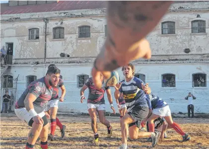  ??  ?? Stortoni, que también hizo de árbitro, abre el juego en un avance de Warriors y durante el partido frente a Argentino.