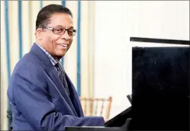  ??  ?? Herbie Hancock será maestro de ceremonia junto con el cubano Chucho Valdés. Aquí el estadunide­nse en una imagen del 29 de abril del año pasado ■ Foto Ap