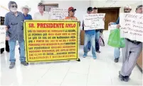  ?? ?? ▮ Ex trabajador­es que reciben raquíticas pensiones protestaro­n en contra del regidor Daniel González.