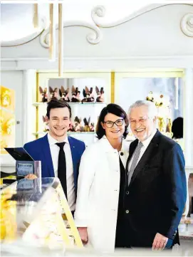  ??  ?? Gastgeber mit Geschichte: Philipp Zauner mit seinen Eltern Susanne und Josef an der Kuchenvitr­ine in der Kurkondito­rei