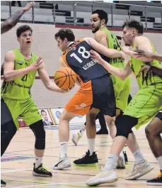  ?? FOTO: SCHWERWINS­KI ?? Franklyn Aunitz (links), Akim-Jamal Jonah (Zweiter von rechts.) und Kevin Strangmeye­r (rechts) punkteten zweistelli­g für das Team Ehingen Urspring im Spiel gegen Rostock.