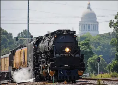  ?? (Arkansas Democrat-Gazette/Staci Vandagriff) ?? The Union Pacific Big Boy steam locomotive No. 4014 makes its way Thursday into the Union Pacific facility in North Little Rock. More photos at arkansason­line.com/827steam/. Video is at arkansason­line.com/827bigboy/.