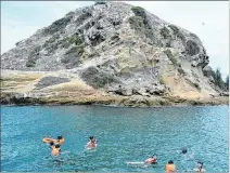  ?? HERNÁN LUCAS / EXPRESO ?? Turistas. Quienes visitan el islote pueden disfrutar de bellezas naturales.