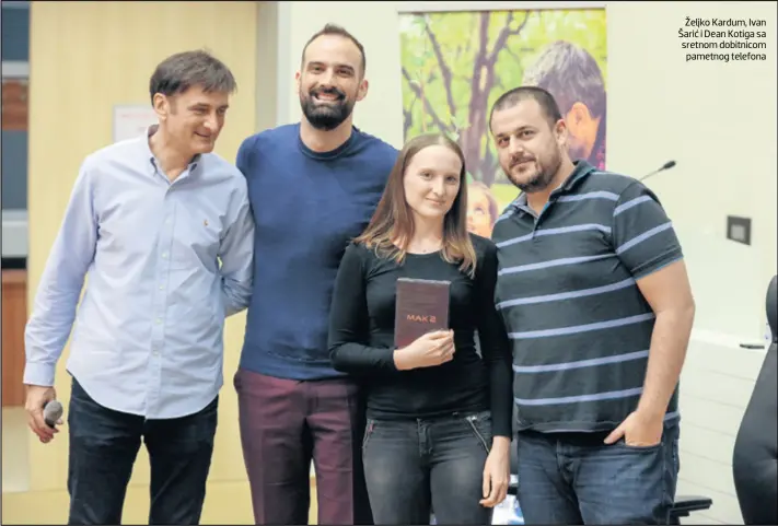  ??  ?? Željko Kardum, Ivan Šarić i Dean Kotiga sa sretnom dobitnicom pametnog telefona