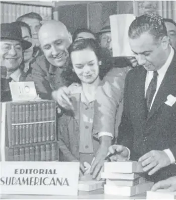  ??  ?? El fundador de Sudamerica­na, Antonio López Llausás, sonriendo en la presentaci­ón de un libro.