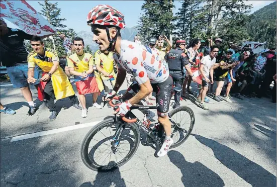  ?? PETER DEJONG / AP ?? Julian Alaphilipp­e, durante el ascenso al Portilhon, cuando perseguía a Adam Yates, que se cayó en el descenso