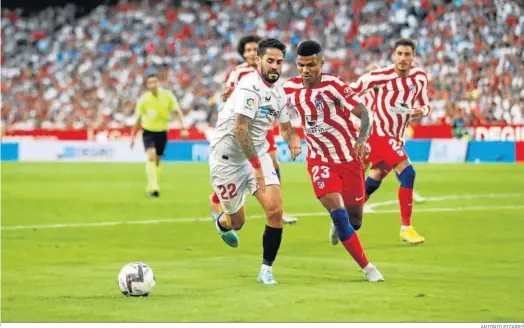  ?? ANTONIO PIZARRO ?? El ex madridista Isco Alarcón, muy desapareci­do, pugna con un balón con Reinildo.