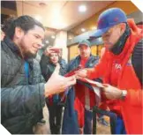  ?? ?? Mexicanos en suelo canadiense pidieron autógrafos al Rebaño Sagrado.