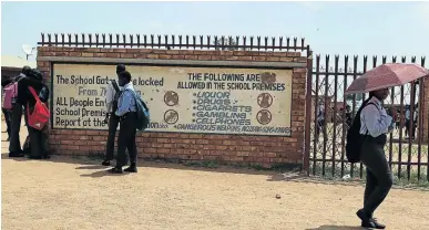  ?? /SANDILE NDLOVU ?? A painted warning against alcohol and drugs at the Senzangakh­ona Secondary School gate has been defaced, probably by pupils who are against orderly behaviour.