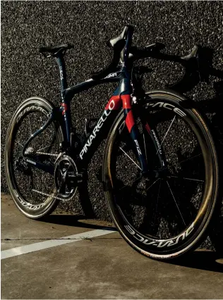  ??  ?? Cavallo di battaglia La Pinarello Dogma F12 di Tom in tutto il suo splendore. © Sean Hardy