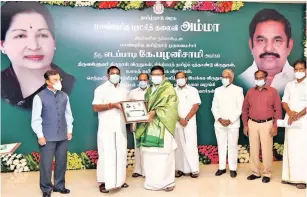  ??  ?? Chief Minister Edappadi K Palaniswam­i presenting the Tiruvalluv­ar awards in Chennai on Monday