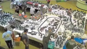  ?? | PHOTO :@ BANDOFCLIC­KY ?? La mise en place des dioramas, ici celui de Bastogne, demande des heures et du monde autour de la table !