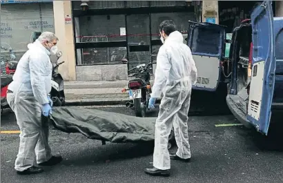  ?? LUIS TEJIDO / EFE ?? Empleados de una funeraria retiran el cuerpo de una persona fallecida en un domicilio de Bilbao