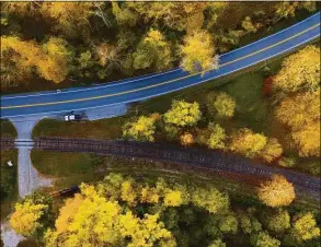  ?? Patrick Sikes / Hearst Connecticu­t Media file photo ?? Roadway and train tracks part ways in Kent in October 2020.