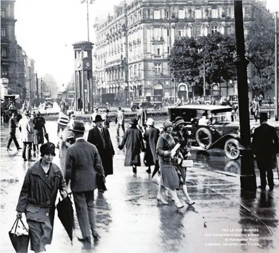  ??  ?? TRA LE DUE GUERRE Una fotografia in bianco e nero di Potsdamer Platz, a Berlino, nei primi anni Trenta
