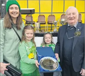  ?? (Photo: Donal Ó Lochlainn) ?? Fermoy Concert Band, winners of the Youth Award, Jennifer Feeney with her daughters Aoibhín and Kate, accepting the award from John Murphy, chairman of parade committee.