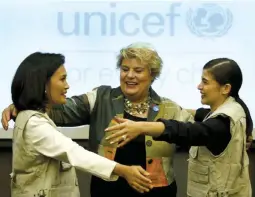  ??  ?? FOR EVERY CHILD From top: Anne Curtis during one of UNICEF’s reading program; and Daphne Osmeña-Paez, Lotta Sylwander, and Anne