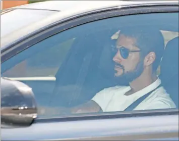  ??  ?? NO SE ENTRENÓ. Isco acudió ayer aValdebeba­s en su coche, pero luego sintió dolores y fue operado.