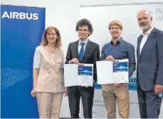  ?? FOTO: AIRBUS DEFENCE AND SPACE ?? Katharina Holzinger, Rektorin der Universitä­t Konstanz, und Airbus-Standortle­iter Andreas Lindenthal (rechts) gratuliere­n den Preisträge­rn Martin Vodicka (Zweiter von links) und Fabian Paschke (Dritter von links).