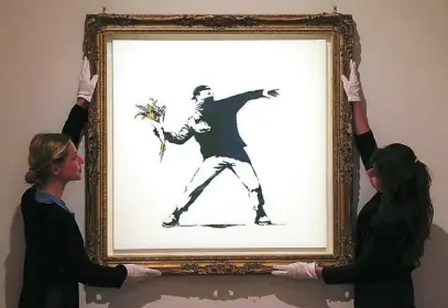  ??  ?? Arriba, «Flower Thrower», de Banksy, en una pintada mural; debajo, enmarcada antes de ser vendida en subasta