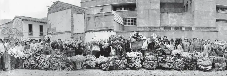  ??  ?? Esta foto es parte del archivo fotográfic­o de Jorge Obando, conservado por su hijo, Óscar Jaime, quien la compartió con El Colombiano. En ella se aprecian los campesi-nos que participar­on en el primer Desfile de Silleteros el 28 de abril de 1957. La...