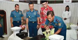  ?? LANTAMAL FOR JAWA POS ?? PENDIRI: Komandan Pangkalan Utama TNI Angkatan Laut (Danlantama­l V) Laksamana Pertama TNI Tedjo Sukmono ziarah ke Kiai Ageng Pandanaran di Semarang kemarin.