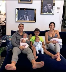  ?? / ARMANDO FRANCA (AP) / INSTAGRAM ?? Cristiano Ronaldo, con Georgina Rodríguez, el pasado lunes. A la derecha, el futbolista con su novia y los cuatro hijos del jugador.