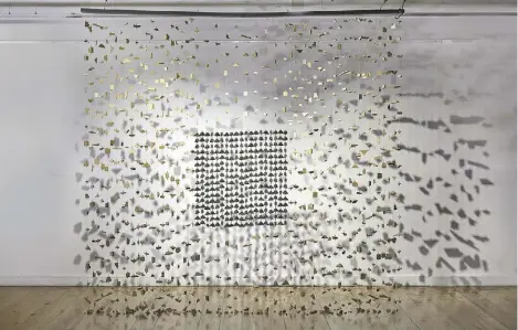  ??  ?? Amelia Errázuriz. “Existencia y vida”, 2017. Sobrantes de madera, hilo de plástico, tubo de cobre. Medidas variables.