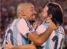  ??  ?? In alto Juan Sebastian Veron con Diego Maradona, c.t. dell’Argentina, dal novembre 2008 al luglio 2010. I due hanno condiviso l’esperienza del Mondiale 2010 in Sudafrica, con la Selecciòn eliminata dalla Germania nei quarti. Qui sopra Veron con un giovane Leo Messi: i due hanno vissuto la stessa avventura di Sudafrica 2010, con Maradona commissari­o tecnico