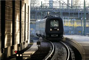  ?? Bild: JOHAN NILSSON/TT ?? TÅG. Som den nya stationen byggs, med sitt läge i ett betongtråg och delvis i berg, blir den i princip omöjlig att bygga ut. (Bilden är från Hyllie station utanför Malmö)