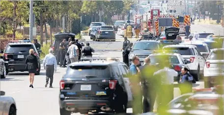  ?? Jay L. Clendenin Los Angeles Times ?? POLICE AT THE SCENE near El Segundo and Aviation boulevards where a homicide suspect bailed out of his car after a chase and ran through an apartment complex as he exchanged gunfire with officers. The suspect posted at least part of the gunfight to...