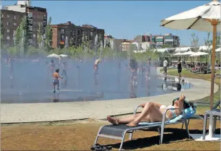  ?? ?? Madrid. Una mujer toma sol en un parque, a la espera de generar vitamina D a través de los rayos ultraviole­ta.