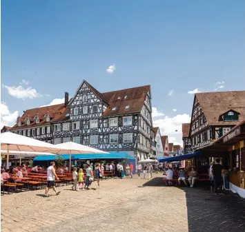  ?? Foto: Christoph Schmidt, dpa ?? Schwäbisch­e Idylle in Schorndorf. Am Rande des dortigen Volksfeste­s kam es in der Nacht zum Sonntag zu Ausschreit­ungen. Die Polizei wurde massiv attackiert.