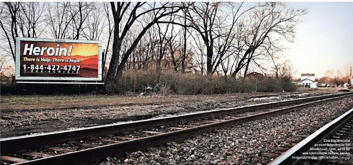  ?? FOTO: LAIF ?? Eine Reklametaf­el an einer Bahnstreck­e bei Middletown, Ohio, wirbt für eine telefonisc­he Hotline, bei der Drogenabhä­ngige Hilfe erhalten.