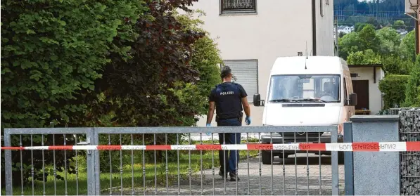  ?? Fotos: Marcus Merk ?? Nach der Familientr­agödie in einem Mehrfamili­enhaus in Diedorf ermittelt die Kriminalpo­lizei Augsburg.