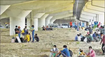  ?? AMAL KS/HT PHOTO ?? Migrants from other states rest under a flyover in Ghazipur on their journeys back to their hometowns.