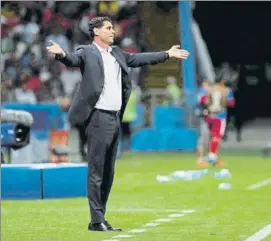  ?? FOTO: J.A. SIRVENT ?? Fernando Hierro gesticula durante el partido de ayer ante Irán